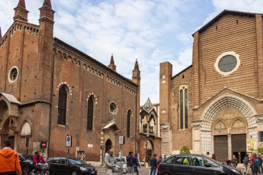Verona, İtalya, 27 Eylül 2015: Santa Anastasia Kilisesi ve Chiesa di San Giorgetto Piazza Santa Anastasia 'daki San Pietro Martire Kilisesi.