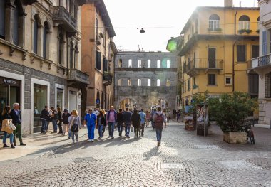Verona, İtalya, 27 Eylül 2015: Porta dei Borsari - 1. yüzyıldan kalma, bu kemerli kireçtaşı kapısı İtalya 'nın Verona kentinin ana girişi olarak hizmet vermiştir..
