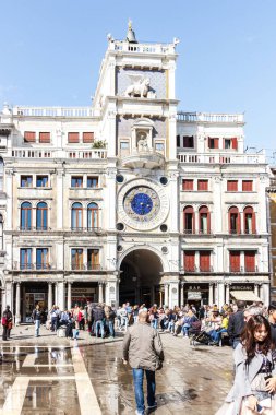 Venedik, İtalya, 28 Eylül 2015: İtalya 'nın Venedik kentindeki Piazza San Marco' da çok sayıda turist ve vatandaş yürüyor.