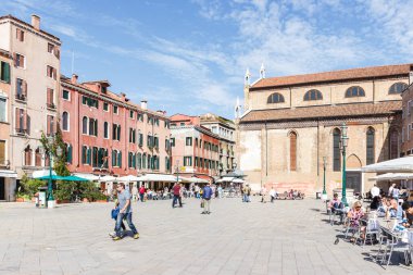 Venedik, İtalya, 28 Eylül 2015: İtalya 'nın Venedik kentindeki Palazzetto Pisani Butik Tatil Köyü' nde çok sayıda turist ve vatandaş yürüyor.