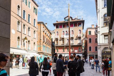 Venedik, İtalya, 28 Eylül 2015: Çok sayıda turist ve vatandaş İtalya 'nın Venedik kentinde Campo Dan Luca etrafında yürüyor.