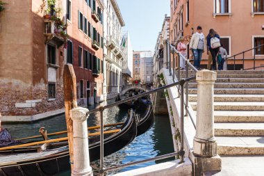 Venedik, İtalya, 28 Eylül 2015 Venedik 'in su kanalları. İtalya, Venedik 'teki küçük kanala bakan konut binalarının cepheleri.