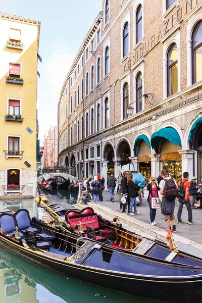 Venice Italy September 2015 Parking Gondolas One Canals Venice Italy — Stock Photo, Image