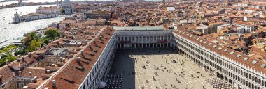 Venedik, İtalya - 28 Eylül 2015: Eski Venedik kasabası. İtalya, Verona 'daki çan kulesinden manzara