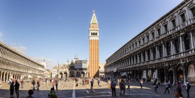 Venedik, İtalya - 28 Eylül 2015: St. Mark Meydanı üzerindeki çan kulesi Campanile di San Marco - Verona, İtalya Piazza San Marco
