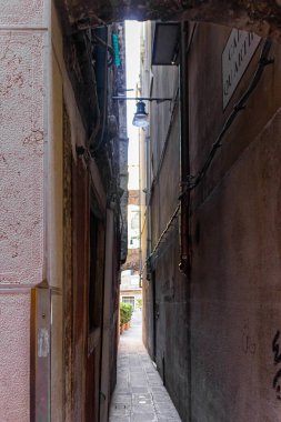 Venedik, İtalya - 28 Eylül 2015: Eski Venedik kasabası. İtalya, Venedik 'teki Calle Quartie Caddesi.