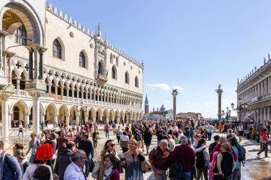 Venedik, İtalya, 28 Eylül 2015: İtalya 'nın Venedik kentindeki Piazza San Marco' da çok sayıda turist ve vatandaş yürüyor.