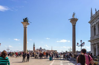 Venedik, İtalya, 28 Eylül 2015: İtalya 'nın Venedik kentindeki Piazza San Marco' da çok sayıda turist ve vatandaş yürüyor.