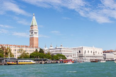 Venedik, İtalya - 28 Eylül 2015 Venedik 'in su kanalları. İtalya, Venedik 'teki Büyük Kanal manzaralı konut binalarının cepheleri.