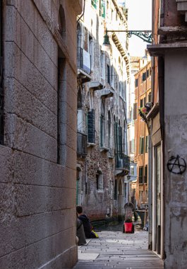 Venedik, İtalya - 28 Eylül 2015: Venedik, İtalya 'da Piazza San Marco' dan uzakta sessiz dar bir sokak