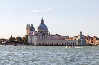 Venedik, İtalya - 28 Eylül 2015: Venedik mimarisi. Basilica di Santa Maria della Salute ve Punta della Dogana Venedik, İtalya.