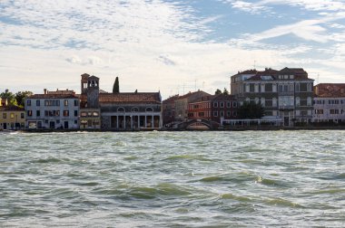 Venedik, İtalya, 28 Eylül 2015 Venedik 'in su kanalları. İtalya, Venedik 'teki küçük kanala bakan konut binalarının cepheleri.