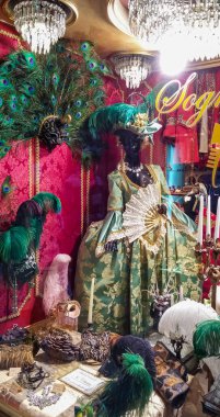 Venedik, İtalya - 28 Eylül 2015: Eski Venedik kasabası. İtalya, Venedik 'teki Piazza San Marco' dan uzakta dar bir sokakta maskeli bir hediyelik eşya dükkanının vitrini.