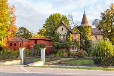 Venedik, İtalya - 28 Eylül 2015: Venedik, İtalya 'da tırmanma tesisleriyle iç içe olan dekoratif kırsal çiftlik evi.