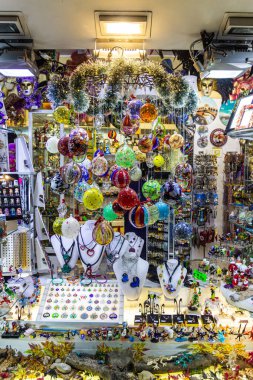 Venedik, İtalya - 28 Eylül 2015: Eski Venedik kasabası. İtalya, Venedik 'teki Piazza San Marco' dan uzakta dar bir sokakta bir hediyelik eşya dükkanının vitrini.