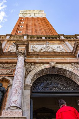 Venedik, İtalya, 28 Eylül 2015: Venedik, İtalya 'daki Piazza San Marco' da Campanile di San Marco