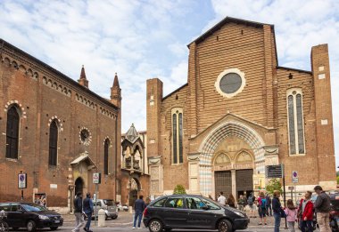 Verona, İtalya, 27 Eylül 2015: Santa Anastasia Kilisesi ve Chiesa di San Giorgetto Piazza Santa Anastasia 'daki San Pietro Martire Kilisesi.
