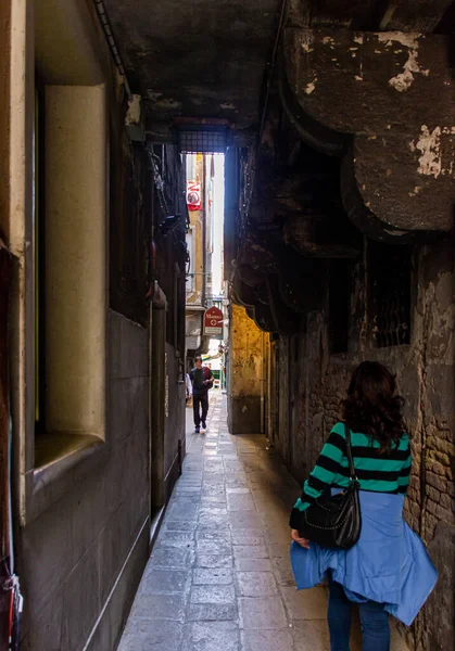 Venecia Italia Septiembre 2015 Turistas Residentes Caminan Por Calles Tranquilas — Foto de Stock