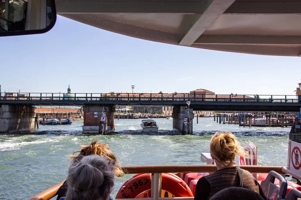 Venice Italy September 2015 Tourists Swim River Canal Taxi Explore — Stock Photo, Image