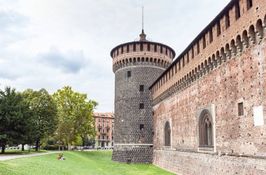 Milan, İtalya, 29 Eylül 2015: Kale duvarının bir parçası ve Sforzesco Kalesi 'nin köşesi - Castello Sforzesco, İtalya