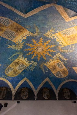 Milan, İtalya, 29 Eylül 2015: Sforzesco Şatosu müzesinde dekoratif tavanlı salon - Castello Sforzesco, İtalya