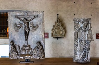 Milan, İtalya, 29 Eylül 2015: İtalya 'nın Milano kentindeki Sforzesco Kalesi müzesinde dini yardım sergisi