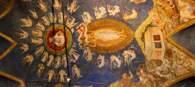 Milan, İtalya, 29 Eylül 2015: Dini konularda dekoratif tavan resimleri - Sforzesco Şatosu Müzesi - İtalya 'nın Milano kentindeki Castello Sforzesco