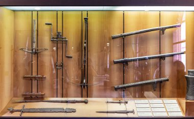 Milan, İtalya, 29 Eylül 2015: Orta Çağ 'ın soğuk ve küçük silahlarla mücadele silahı - İtalya' nın Milano kentindeki Sforzesco Kalesi Müzesi 'nde sergilenen - Castello Sforzesco