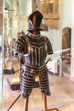 Milan, İtalya, 29 Eylül 2015: Camdan bir kutunun içindeki bir binici için ortaçağ metal zırhı - İtalya 'nın Milano kentindeki Sforzesco Kalesi müzesinde sergileniyor - Castello Sforzesco