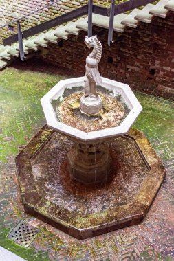 Milan, İtalya, 29 Eylül 2015: Sforzesco Kalesi 'nin bahçesindeki dekoratif çeşme - Castello Sforzesco, İtalya