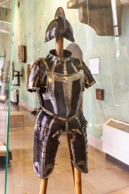 Milan, İtalya, 29 Eylül 2015: Camdan bir kutunun içindeki bir binici için ortaçağ metal zırhı - İtalya 'nın Milano kentindeki Sforzesco Kalesi müzesinde sergileniyor - Castello Sforzesco