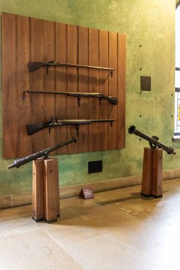 Milan, İtalya, 29 Eylül 2015: Yüz yıllık çakmaklı silahlar ve tabancalarla dolu stant - Sforzesco Şatosu Müzesi - İtalya 'nın Milano kentindeki Castello Sforzesco