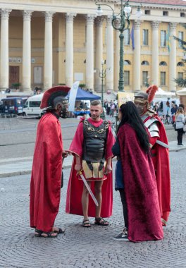 Verona, İtalya, 27 Eylül 2015: Roma lejyonu kılığına girmiş dört kişi Verona, İtalya 'daki Arena yakınlarındaki Piazza Bra meydanında duruyor