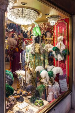 Venedik, İtalya - 28 Eylül 2015: Eski Venedik kasabası. İtalya, Venedik 'teki Piazza San Marco' dan uzakta dar bir sokakta maskeli bir hediyelik eşya dükkanının vitrini.