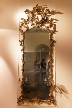 Milan, İtalya, 29 Eylül 2015: 18. yüzyıl dekoratif iskele aynası - İtalya 'nın Milano kentindeki Sforzesco Kalesi müzesinde sergileniyor - Castello Sforzesco