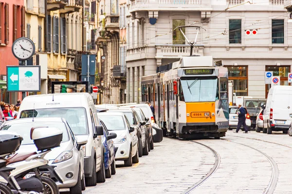 Milaan Italië September 2015 Tram Rijdt Door Cusani Straat Milaan — Stockfoto