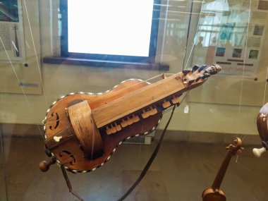 Milan, İtalya, 29 Eylül 2015: Ortaçağ müzik aleti sergisi - Sforzesco Şatosu Müzesi - İtalya 'nın Milano kentindeki Castello Sforzesco