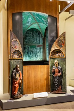 Milan, İtalya, 29 Eylül 2015: Azizlerin heykellerinin bulunduğu 15-16. Yüzyıl Voletleri - İtalya 'nın Milano kentindeki Sforzesco Kalesi müzesinde sergileniyor - Castello Sforzesco