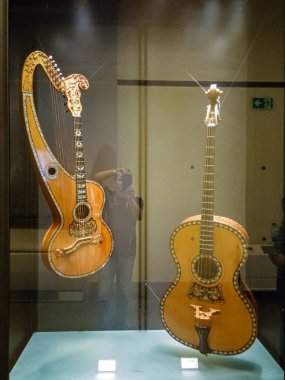 Milan, İtalya, 29 Eylül 2015: Ortaçağ müzik enstrümanları - Sforzesco Şatosu Müzesi - İtalya 'nın Milano kentindeki Castello Sforzesco