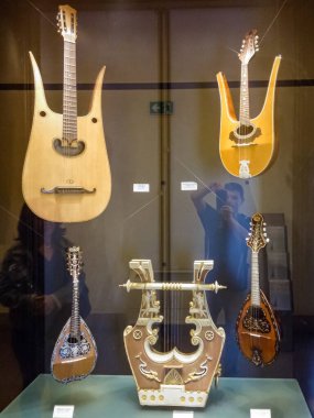 Milan, İtalya, 29 Eylül 2015: Ortaçağ müzik enstrümanları - Sforzesco Şatosu Müzesi - İtalya 'nın Milano kentindeki Castello Sforzesco