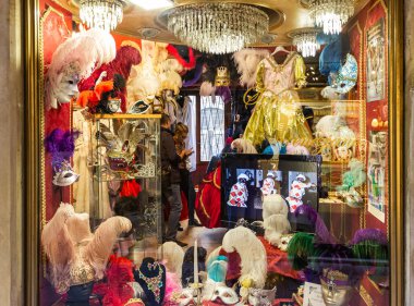 Venedik, İtalya - 28 Eylül 2015: Eski Venedik kasabası. İtalya, Venedik 'teki Piazza San Marco' dan uzakta dar bir sokakta maskeli bir hediyelik eşya dükkanının vitrini.