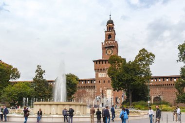 Milan, İtalya, 29 Eylül 2015: Çok sayıda turist ve vatandaş Castle Square Fountain - Fontana di Piazza Castello yakınlarındaki Sforzesco Kalesi - İtalya 'nın Milano kentindeki Castello Sforzesco