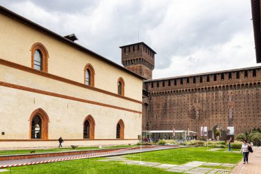 Milan, İtalya, 29 Eylül 2015: Sforzesco Kalesi 'nin iç avlusu - Castello Sforzesco, İtalya