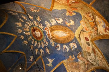 Milan, İtalya, 29 Eylül 2015: Dini konularda dekoratif tavan resimleri - Sforzesco Şatosu Müzesi - İtalya 'nın Milano kentindeki Castello Sforzesco