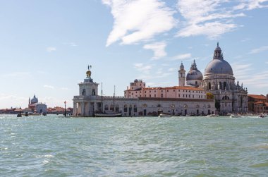 Venedik, İtalya, 28 Eylül 2015: Venedik mimarisi. San Giorgio Maggiore Kilisesi ve Faro San Giorgio Maggiore Venedik, İtalya 'daki deniz feneri..