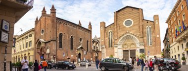 Verona, İtalya, 27 Eylül 2015: Santa Anastasia Kilisesi ve Chiesa di San Giorgetto Piazza Santa Anastasia 'daki San Pietro Martire Kilisesi.