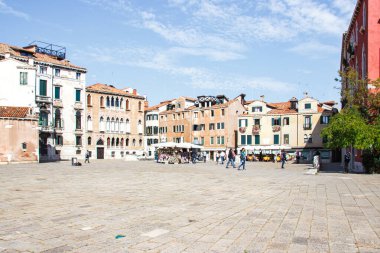 Venedik, İtalya - 28 Eylül 2015: Eski Venedik kasabası. Campo Sant Anzolo Meydanı Venedik, İtalya