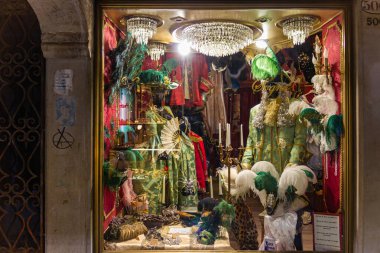 Venedik, İtalya - 28 Eylül 2015: Eski Venedik kasabası. İtalya, Venedik 'teki Piazza San Marco' dan uzakta dar bir sokakta maskeli bir hediyelik eşya dükkanının vitrini.