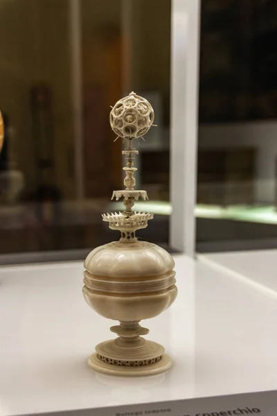 ミラノ イタリア 2015年9月29日 カステッロ スフォルツェスコ城の博物館 イタリアのミラノにある17世紀の銀の象眼細工のカップ — ストック写真