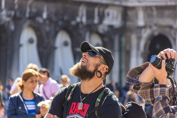 Venecia Italia Septiembre 2015 Turista Encuentra Plaza San Marco Mira — Foto de Stock